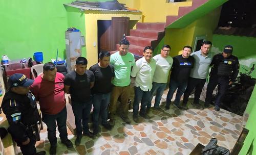 Presuntos secuestradores capturados en Huehuetenango. (Foto: Cortes&iacute;a)