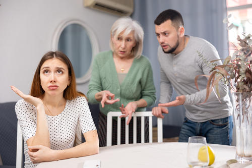 En los problemas o discusiones de pareja no deben involucrarse suegros, familiares o terceras personas.&nbsp;(Foto: Shutterstock)