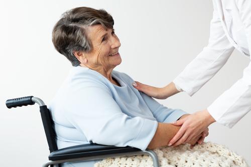 No olvides a los adultos mayores, ellos necesitan reforzar sus defensas a trav&eacute;s de la inoculaci&oacute;n. (Foto: Shutterstock)