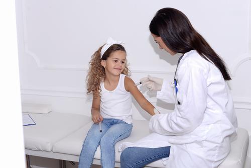 Amor tambi&eacute;n es llevar a tus hijos a sus refuerzos y as&iacute; completar su esquema de vacunaci&oacute;n. (Foto: Shutterstock)