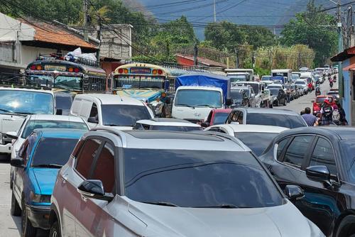 Cientos de veh&iacute;culos est&aacute;n varados en el ingreso a la Antigua Guatemala por un bloqueo de estudiantes. (Foto: Estuardo Paredes / Colaborador)