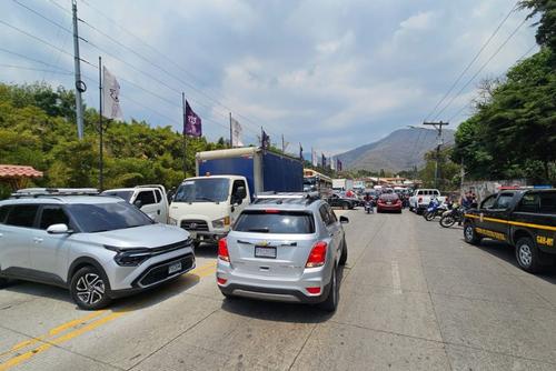 Muchos autom&oacute;viles han tomado la decisi&oacute;n de retornar, pero las maniobras son complicadas. (Foto: Estuardo Paredes / Colaborador)