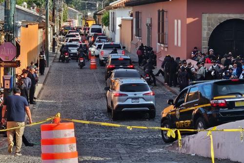 Desde tempranas horas el ingreso a la Antigua Guatemala es complicado debido a la realizaci&oacute;n de la elecci&oacute;n del rector de la Usac en un hotel de la ciudad colonial. (Foto: Estuardo Paredes / Colaborador)
