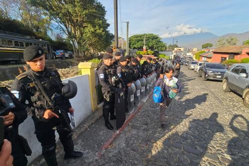 Agentes de la PNC resguardan los alrededores de donde se realiza la votaci&oacute;n por el rector de la Usac. (Foto: Estuardo Paredes / Colaborador)