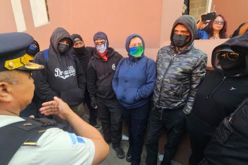 Agentes de la PNC retiraron del lugar a un grupo de personas con los rostros cubiertos. (Foto: Estuardo Paredes / Colaborador )