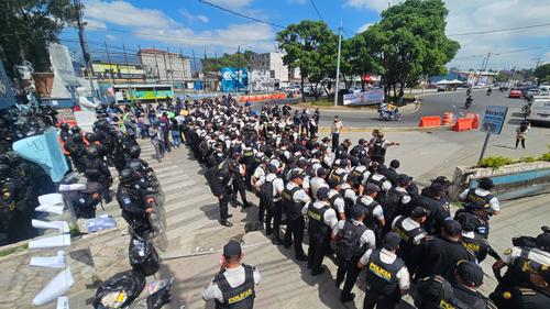 Fuerte presencia policial en la USAC. (Foto: Estuardo Paredes/Soy502)