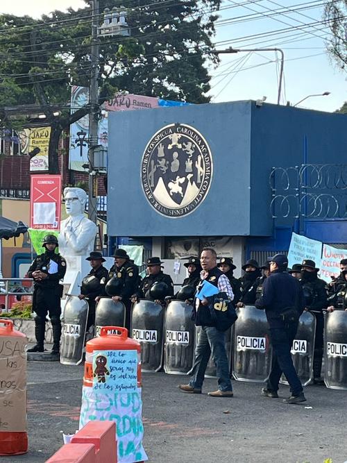 Autoridades ingresan al Campus Central de la USAC. (Foto: Fredy Hern&aacute;ndez/Soy502)