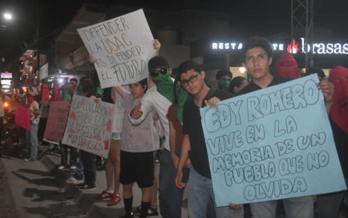 Con pancartas, estudiantes protestaron afuera de la sede de Pet&eacute;n. (Foto: Carlos Pel&aacute;ez/Colaborador)