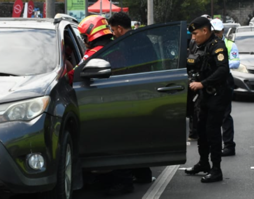 El vidri&oacute; de la ventana del conductor evidenci&oacute; el ataque. (Foto: CMB)