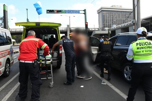 Los bomberos trasladaron al hombre a un centro asistencial. (Foto: CMB)