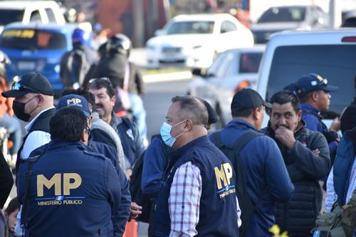 MP y agentes de la PNC mantienen presencia en la USAC. (Foto: Fredy Hern&aacute;ndez/Soy502)