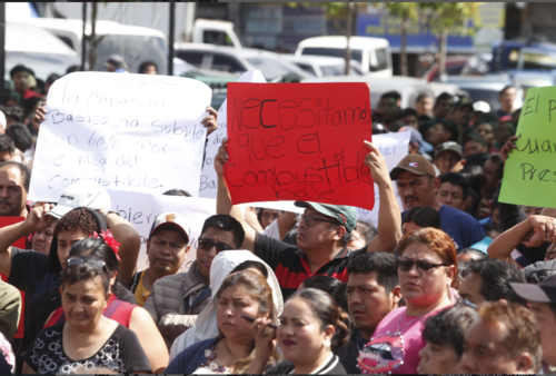 Vendedores de la Terminal rechazan la falta de soluciones por parte del gobierno y del Congreso respecto al alza de los combstibles. (Foto: Jorge Sente/Colaboraci&oacute;n)