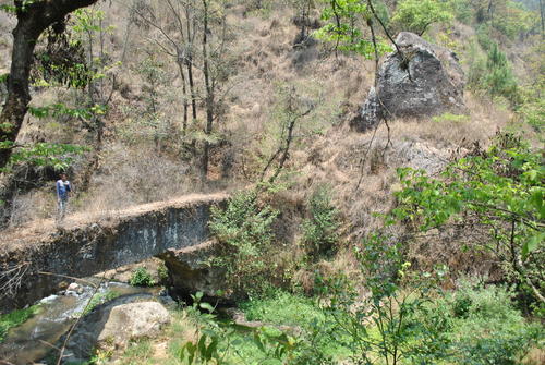 Existen varios puentes en forma de arcos, los cuales se encuentran en el abandono. (Foto: Carlos Sotz/Colaborador)