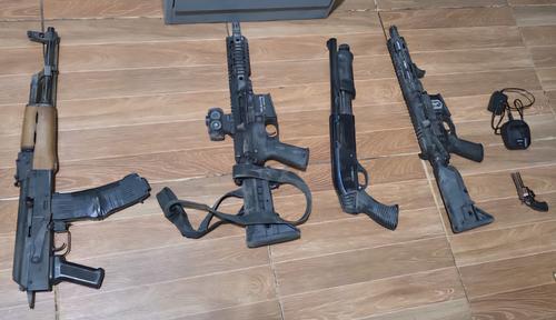 Armas que portaban los hombres acusados de secuestro. (Foto: PNC)