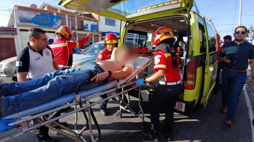 Los socorristas lo trasladaron de urgencia a un centro asistencial. (Foto: CMB)