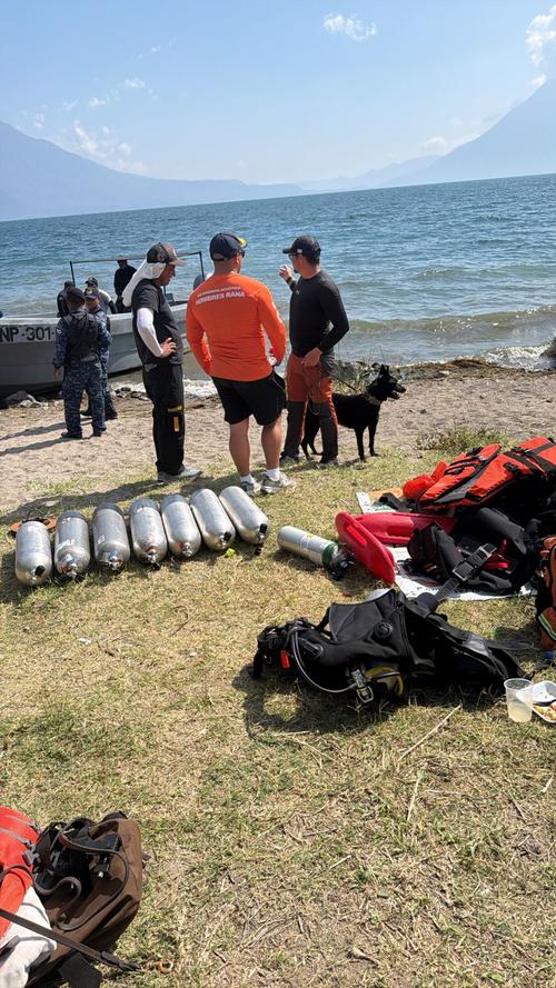Socorristas y caninos colaboraron en la localizaci&oacute;n del cuerpo. (Foto: Bomberos Voluntarios)