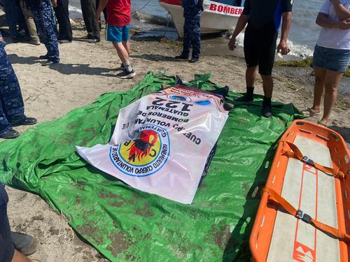 El cuerpo fue llevado a la superficie tras haber sido hallado en el lago de Atitl&aacute;n. (Foto: Bomberos Voluntarios)