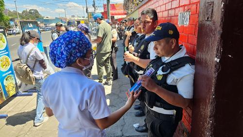 Estudiantes de la Usac brindan servicios gratuitos. (Foto: Estuardo Paredes/soy502)