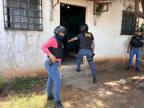 El allanamiento inicio hace algunas horas y debido al hallazgo se alarg&oacute; el operativo. (Foto: PNC)