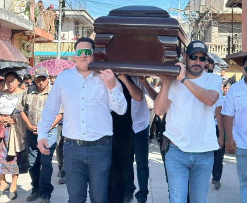 Amigos y familiares se unieron a la sepultura de Jesler Palacios. (Foto: Maynor Merida/Colaborador)