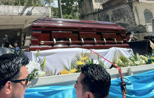 El cuerpo de Jesler fue trasladado mientras tocaban m&uacute;sica en vivo (Foto: Maynor Merida/Colaborador)