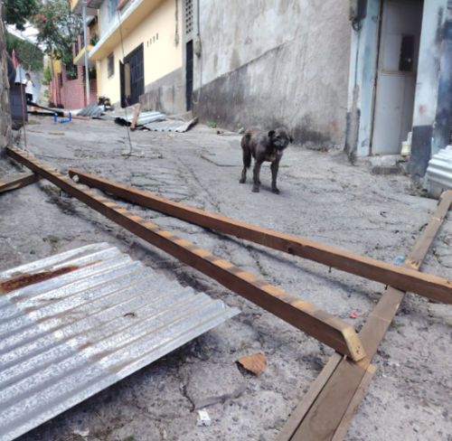 Calles y avenidas quedaron con escombros. (Foto: Bomberos Voluntarios)