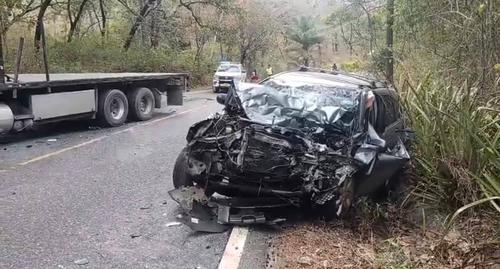 La camioneta donde viajaban los m&eacute;dicos quedo destruida. (Foto: RRSS) 