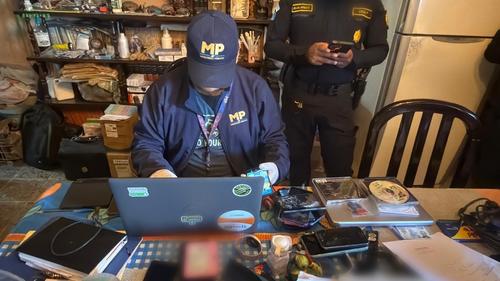 Agentes policiales confirman la evidencia para su captura. (Foto: MP)