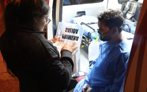 Los Bomberos Voluntarios brindan atenci&oacute;n al hombre intoxicado. (Foto: CVB)