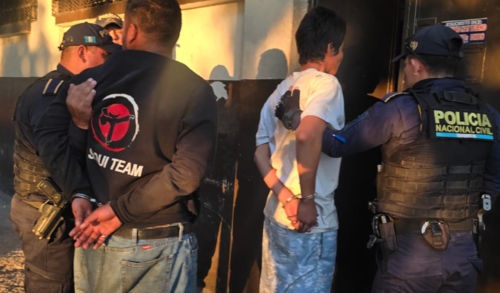 Ambos fueron capturados durante una persecuci&oacute;n policial. (Foto: PNC)