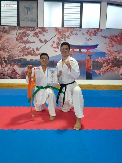 Con mucho orgullo, el joven karateca muestra las cintas obtenidas. (Foto: Oscar Rivas/Colaborador)