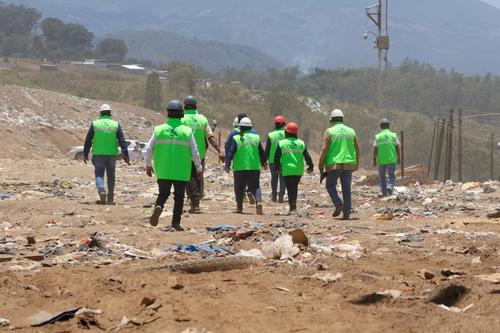 Los delegados de la PDH hicieron un recorrido por las instalaciones del vertedero para verificar su funcionalidad y proceso de cierre. (Foto: Edwards Morales/Colaborador)