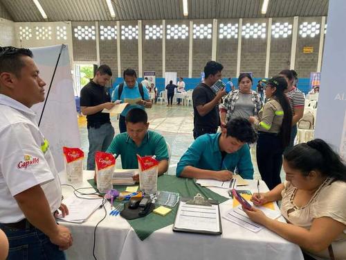 Reclutadores realizan entrevistas a buscadores de empleo en los eventos. (Foto: Ministerio de Trabajo y Previsi&oacute;n Social)