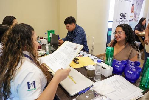 Entrega de documentos forma parte del proceso de aplicaci&oacute;n a empleos. (Foto: Ministerio de Trabajo y Previsi&oacute;n Social)
