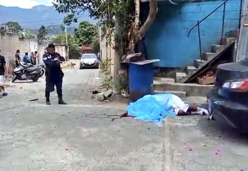 La v&iacute;ctima mortal ha quedado sobre la v&iacute;a p&uacute;blica. (Foto: Redes sociales)