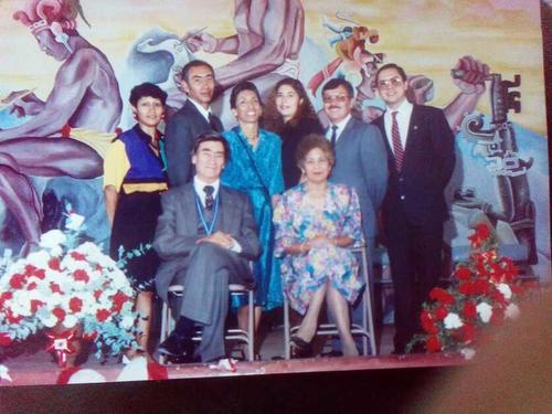 En la entrega de la Orden de Los Cuchumatanes, en septiembre de 1992, aparece junto a sus familiares. (Foto: Jos&eacute; G&oacute;mez/Colaborador)