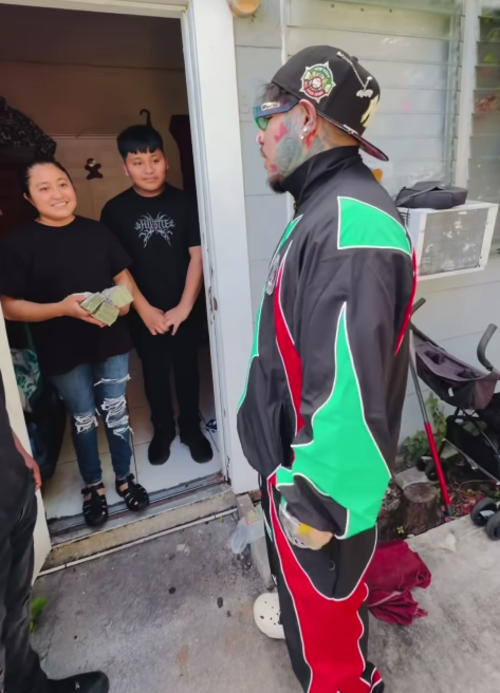 La familia guatemalteca en Florida recibi&oacute; el dinero en efectivo por parte de 6ix9ine. (Foto: Captura de video)