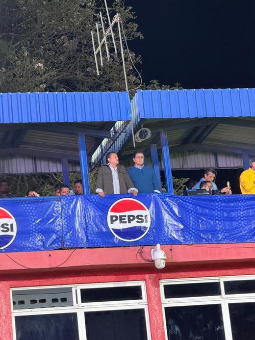 Tena (derecha) lleg&oacute; al Tr&eacute;bol junto a Salvador Reyes para disfrutar del Cl&aacute;sico 337. (Foto: Pedro Pablo Mijangos / Nuestro Diario) 