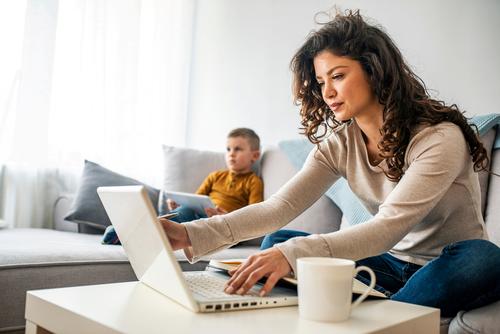 El teletrabajo puede hacer m&aacute;s dif&iacute;cil dibujar la l&iacute;nea entre trabajo y familia. (Foto: Shutterstock)