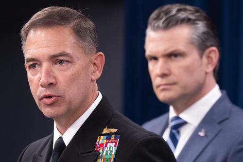 El comandante del CENTCOM estadounidense, el almirante Brad Cooper, habla junto al secretario de Defensa, Pete Hegseth, sobre el cierre de puertos iran&iacute;es. (Foto: AFP)