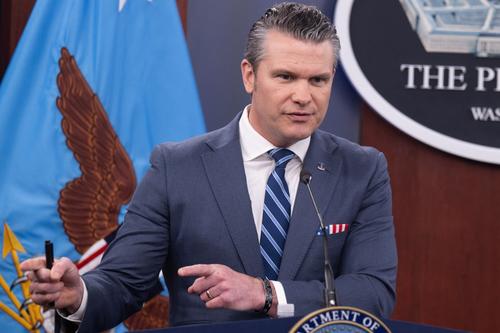 El secretario de Defensa de Estados Unidos, Pete Hegseth, dio declaraciones este jueves, al ser el cuarto d&iacute;a del bloqueo. (Foto: AFP)
