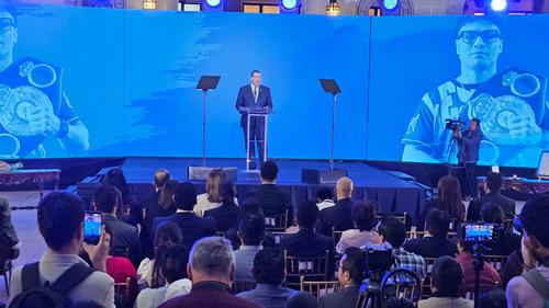 Bernardo Ar&eacute;valo le dedic&oacute; unas palabras a Lester Mart&iacute;nez antes de hacerle la entrega de la Orden Presidencial. (Foto: Estuardo Paredes/Colaborador)