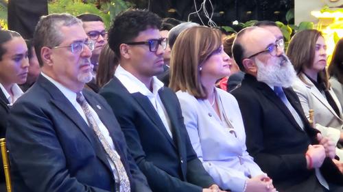 El presidente Bernardo Ar&eacute;valo y la vicepresidenta Karin Herrera junto al boxeador Lester Mart&iacute;nez previo a realizarse la entrega de la Orden Presidencial. (Foto: Estuardo Paredes/Colaborador)