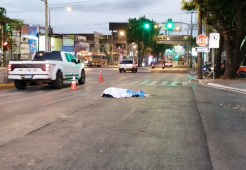 La v&iacute;ctima qued&oacute; tendida en la cinta asf&aacute;ltica tras ser atropellado. (Foto: Amilcar Montejo)
