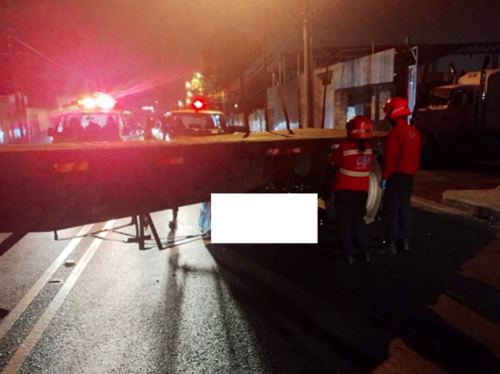 Bomberos Municipales atendieron la emergencia pero el motorista ya hab&iacute;a perdido la vida. (Foto: Amilcar Montejo)