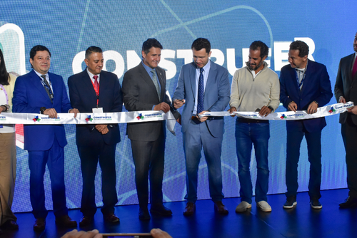 Corte de cinta para inaugurar Construfer 2026 a cargo de los organizadores y autoridades. (Foto: Estuardo Paredes/Soy502)