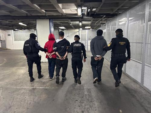 Los capturados fueron trasladados al juzgado correspondiente. (Foto: PNC)