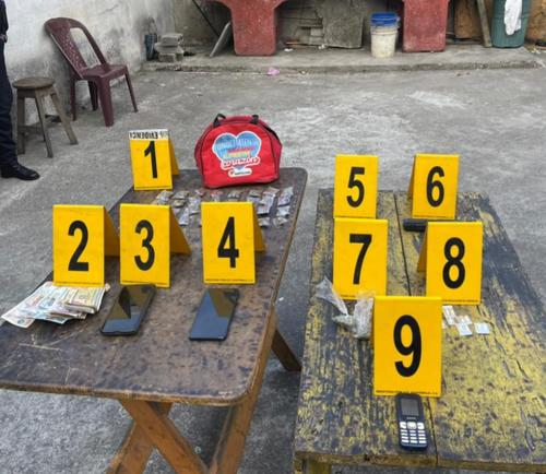 Drogas, un arma, celulares y dinero en efectivo fue incautado por las autoridades. (Foto: PNC)