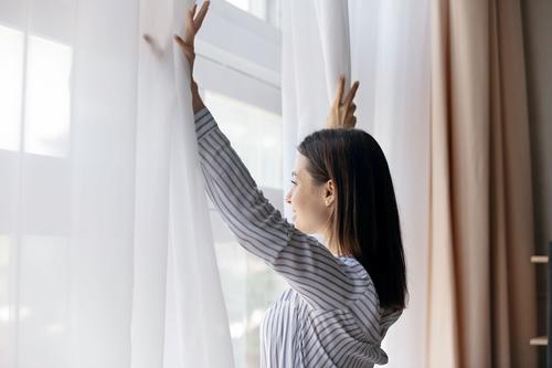 Abre puertas, ventanas y cortinas, para que entre luz natural y ahorres en energ&iacute;a el&eacute;ctrica. (Foto: Shutterstock)