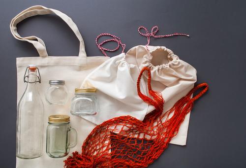 Otra forma de cuidar es llevar bolsas de tela, morrales y frascos para transportar tus compras. (Foto: Shutterstock)